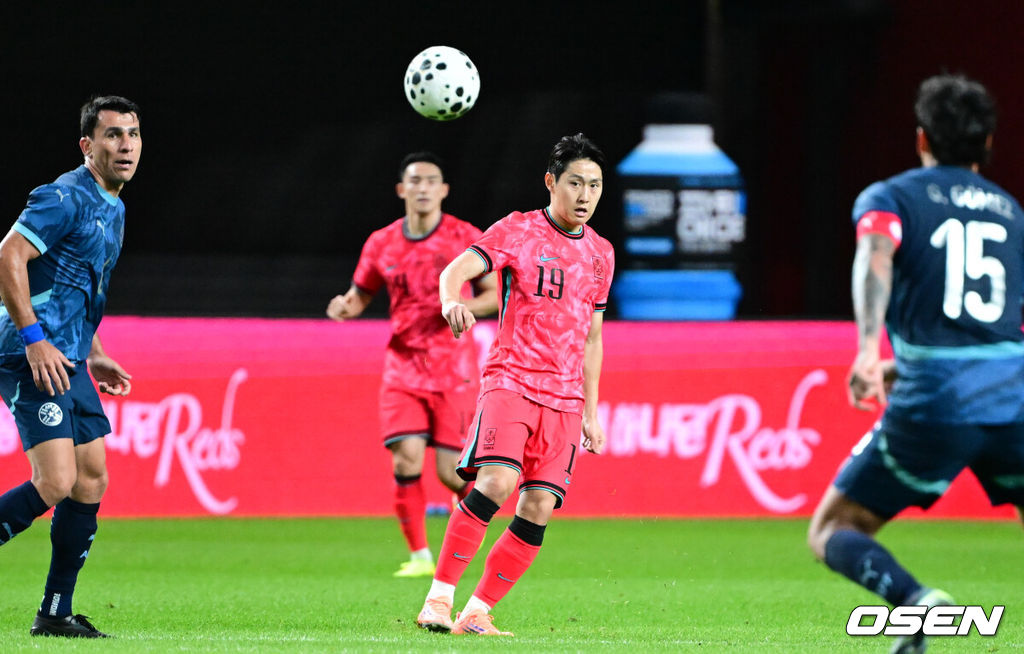 한국 축구가 안방에서 '남미 강호' 파라과이를 물리치며 사상 최초의 2026 국제축구연맹(FIFA) 북중미 월드컵 포트 2 확보에 청신호를 켰다.한국 축구대표팀은 14일 오후 8시 서울월드컵경기장에서 열린 A매치 친선 경기에서 파라과이를 2-0으로 제압했다. 지난 10일 일본 원정에서 2-2로 비기고 온 파라과이는 한국에 덜미를 잡히며 10월 아시아 투어를 1무 1패로 마감하게 됐다.후반 대한민국 이강인이 오현규에게 패스를 하고 있다.2025.10.14 /cej@osen.co.kr