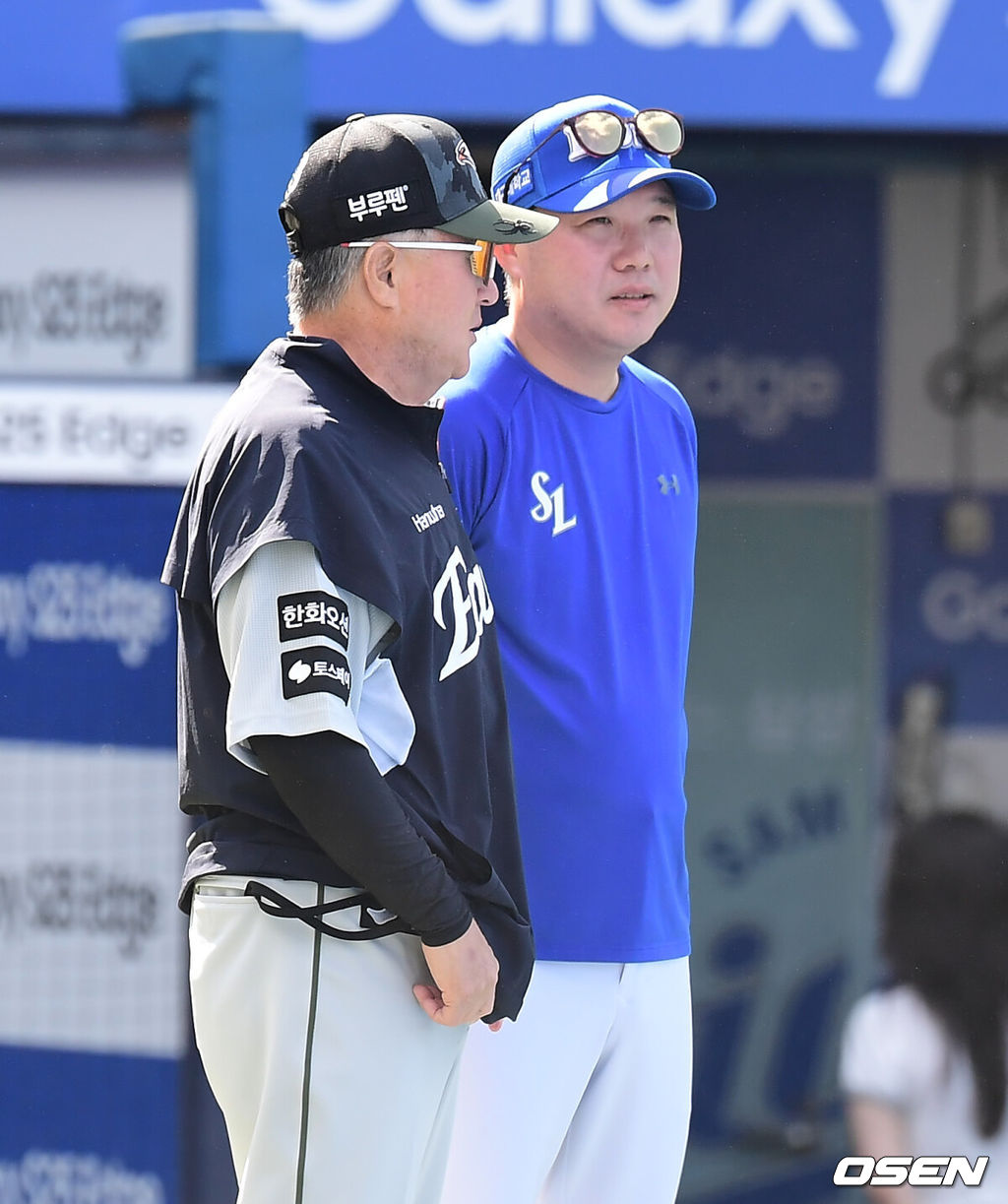 한화 김경문 감독과 삼성 박진만 감독이 경기 전 대화를 하고 있다. 2025.06.25 / foto0307@osen.co.kr
