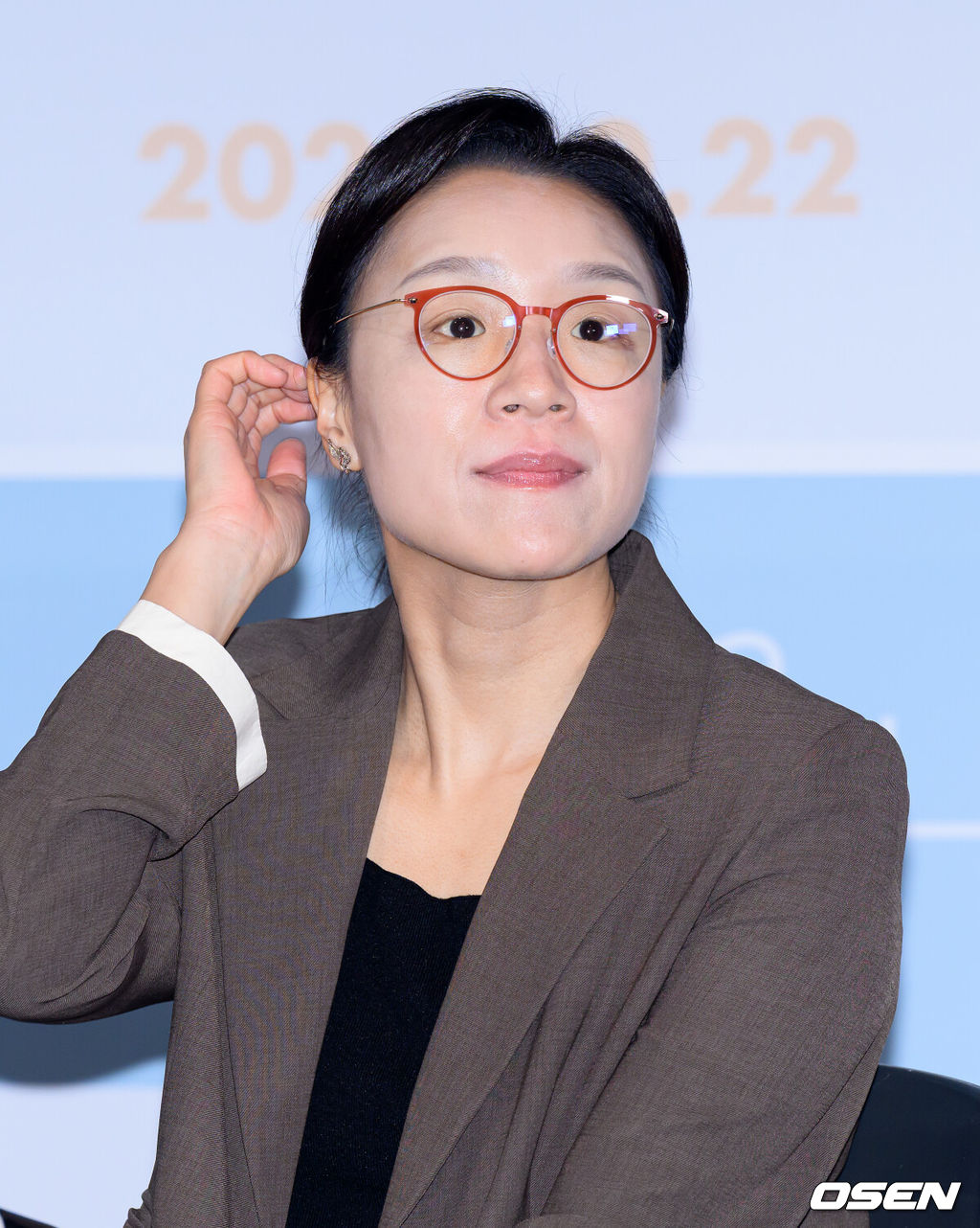 15일 오후 서울 CGV 용산아이파크몰에서 영화 ‘세계의 주인’(감독 윤가은) 언론시사회가 열렸다.영화 '세계의 주인'은 인싸와 관종 사이, 속을 알 수 없는 열여덟 여고생 주인(서수빈 분)이 전교생이 참여한 서명운동을 홀로 거부한 뒤 의문의 쪽지를 받기 시작하면서 벌어지는 이야기로 10월 22일 개봉 예정이다.윤가은 감독이 취재진의 질문을 듣고 있다. 2025.10.15 /sunday@osen.co.kr