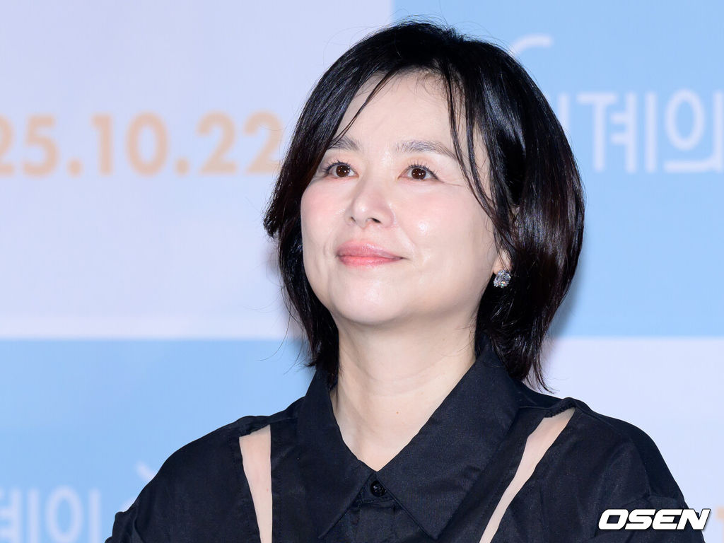 15일 오후 서울 CGV 용산아이파크몰에서 영화 ‘세계의 주인’(감독 윤가은) 언론시사회가 열렸다.영화 '세계의 주인'은 인싸와 관종 사이, 속을 알 수 없는 열여덟 여고생 주인(서수빈 분)이 전교생이 참여한 서명운동을 홀로 거부한 뒤 의문의 쪽지를 받기 시작하면서 벌어지는 이야기로 10월 22일 개봉 예정이다.배우 장혜진이 취재진의 질문을 듣고 있다. 2025.10.15 /sunday@osen.co.kr