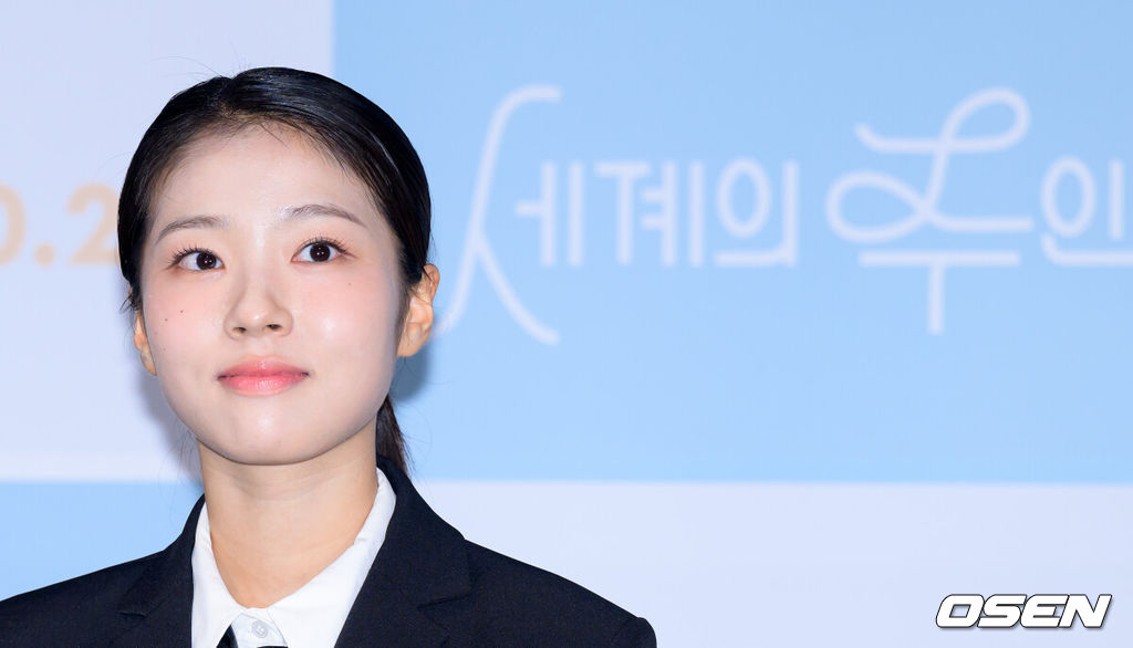 15일 오후 서울 CGV 용산아이파크몰에서 영화 ‘세계의 주인’(감독 윤가은) 언론시사회가 열렸다.영화 '세계의 주인'은 인싸와 관종 사이, 속을 알 수 없는 열여덟 여고생 주인(서수빈 분)이 전교생이 참여한 서명운동을 홀로 거부한 뒤 의문의 쪽지를 받기 시작하면서 벌어지는 이야기로 10월 22일 개봉 예정이다.배우 서수빈이 취재진의 질문을 듣고 있다. 2025.10.15 /sunday@osen.co.kr