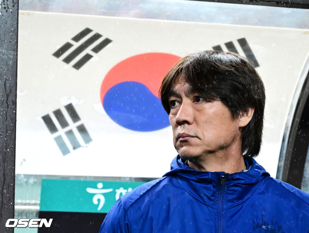 세계의 벽은 높았다. 결과는 0-5 대패였다.홍명보 감독이 이끄는 대한민국 남자 축구 국가대표팀은 10일 서울월드컵경기장에서 '세계 최강' 브라질을 상대로 A매치 평가전을 치러 이스테방(첼시)과 호드리구(레알 마드리드)에게 나란히 2골을 허용하면서 0-5로 대패했다.한국 손흥민이 선발 출전하며 대한민국 남자 축구대표팀 최다 출장 기록을 새로 썼다. A매치 통산 출전 수는 137경기.한국 홍명보 감독이 경기를 준비하고 있다. 2025.10.10 /jpnews@osen.co.kr