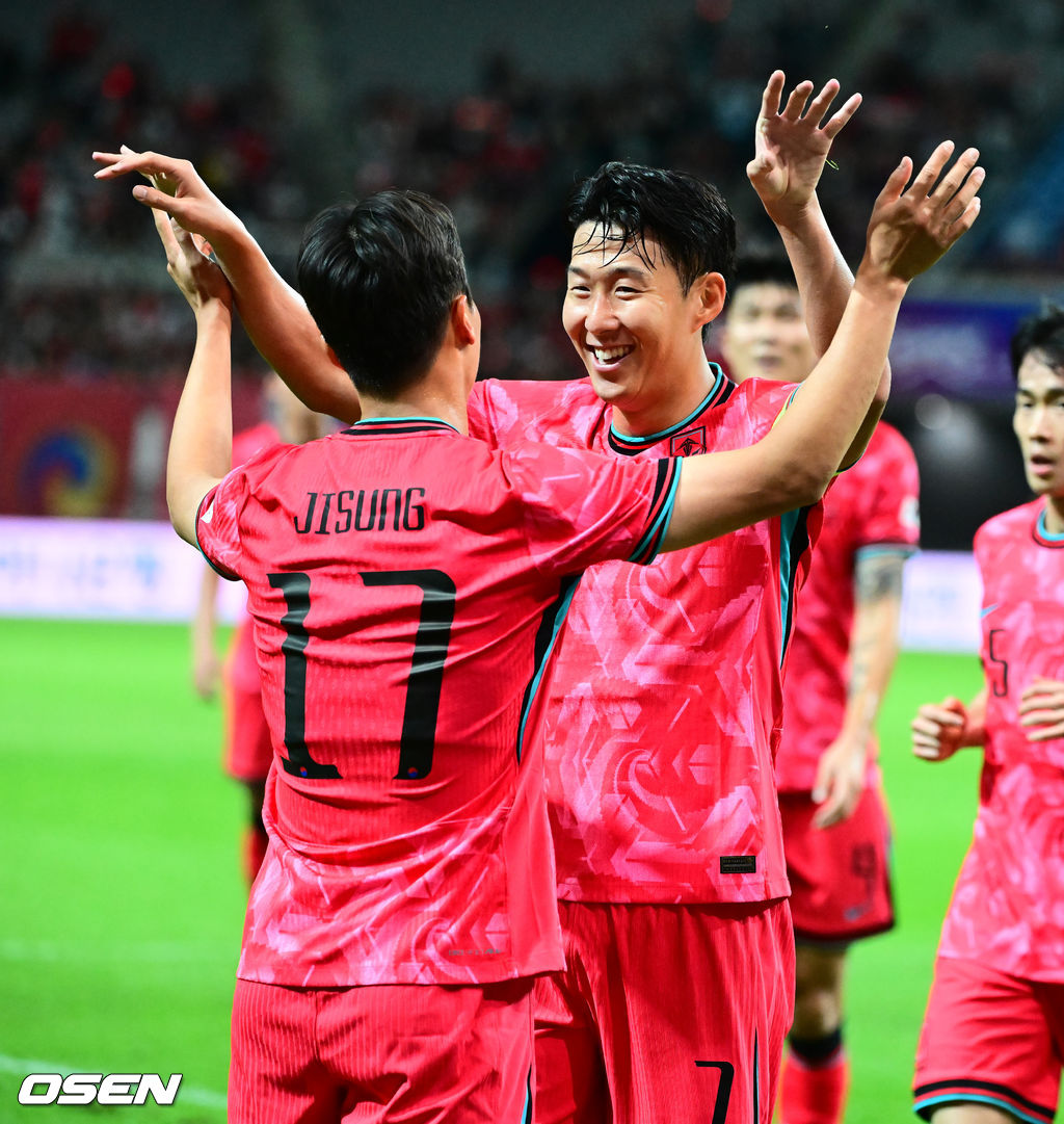 홍명보 감독이 이끄는 대한민국 대표팀과 파라과이의 A매치 평가전이 14일 오후 서울월드컵경기장에서 열렸다.'남미 강호' 파라과이는 지난 10일 일본 원정에서 2-2 무승부를 거두고 온 팀이다. 이번 경기는 홍명보호의 2026 북중미 월드컵 포트 배정을 두고도 중요한 일전이다. 현재 한국은 오스트리아, 호주, 에콰도르와 치열한 포트 2 막차 경쟁을 벌이고 있다.전반 한국 엄지성이 선제골을 넣고 손흥민과 기뻐하고 있다. 2025.10.14. /jpnews@osen.co.kr