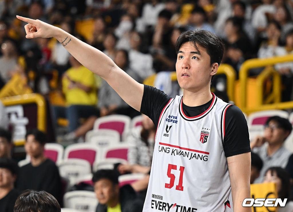 15일 창원 체육관에서 2025-2026 LG전자 프로농구 창원 LG와 안양 정관장의 경기가 열렸다.  LG의 외곽을 책임지는 유기상이 2번째 4경기 연속 3점슛 5개+ 성공 기록에 도전한다. 안양 정관장 한승희가 동료들을 독려하고 있다. 2025.10.15 / foto0307@osen.co.kr