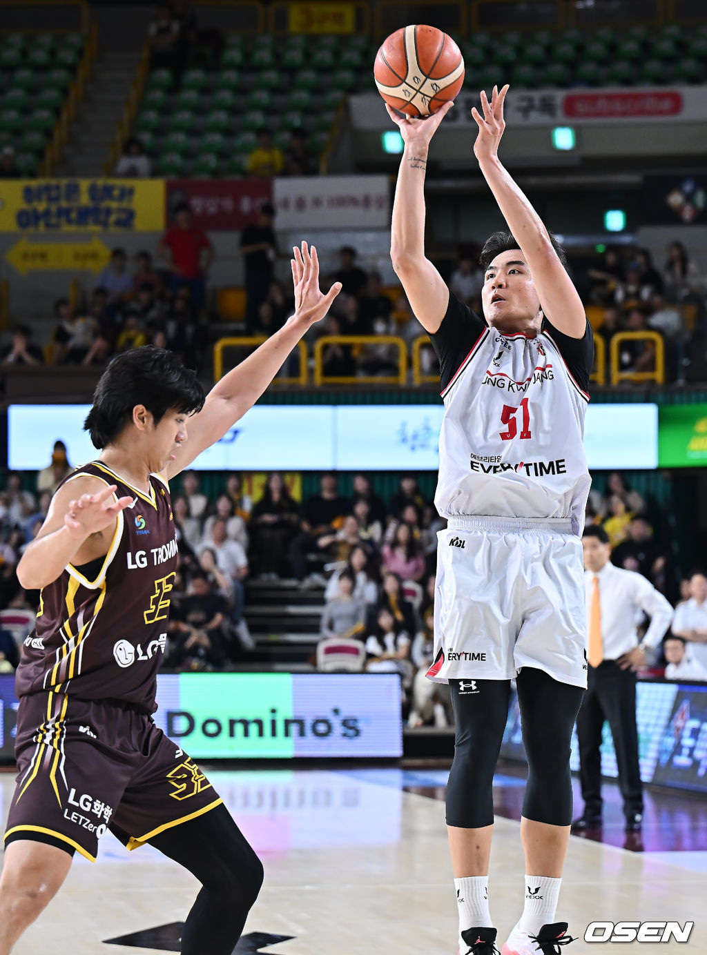 15일 창원 체육관에서 2025-2026 LG전자 프로농구 창원 LG와 안양 정관장의 경기가 열렸다.  LG의 외곽을 책임지는 유기상이 2번째 4경기 연속 3점슛 5개+ 성공 기록에 도전한다. 안양 정관장 한승희가 창원 LG 칼 타마요의 마크를 피해 골밑슛을 시도하고 있다. 2025.10.15 / foto0307@osen.co.kr