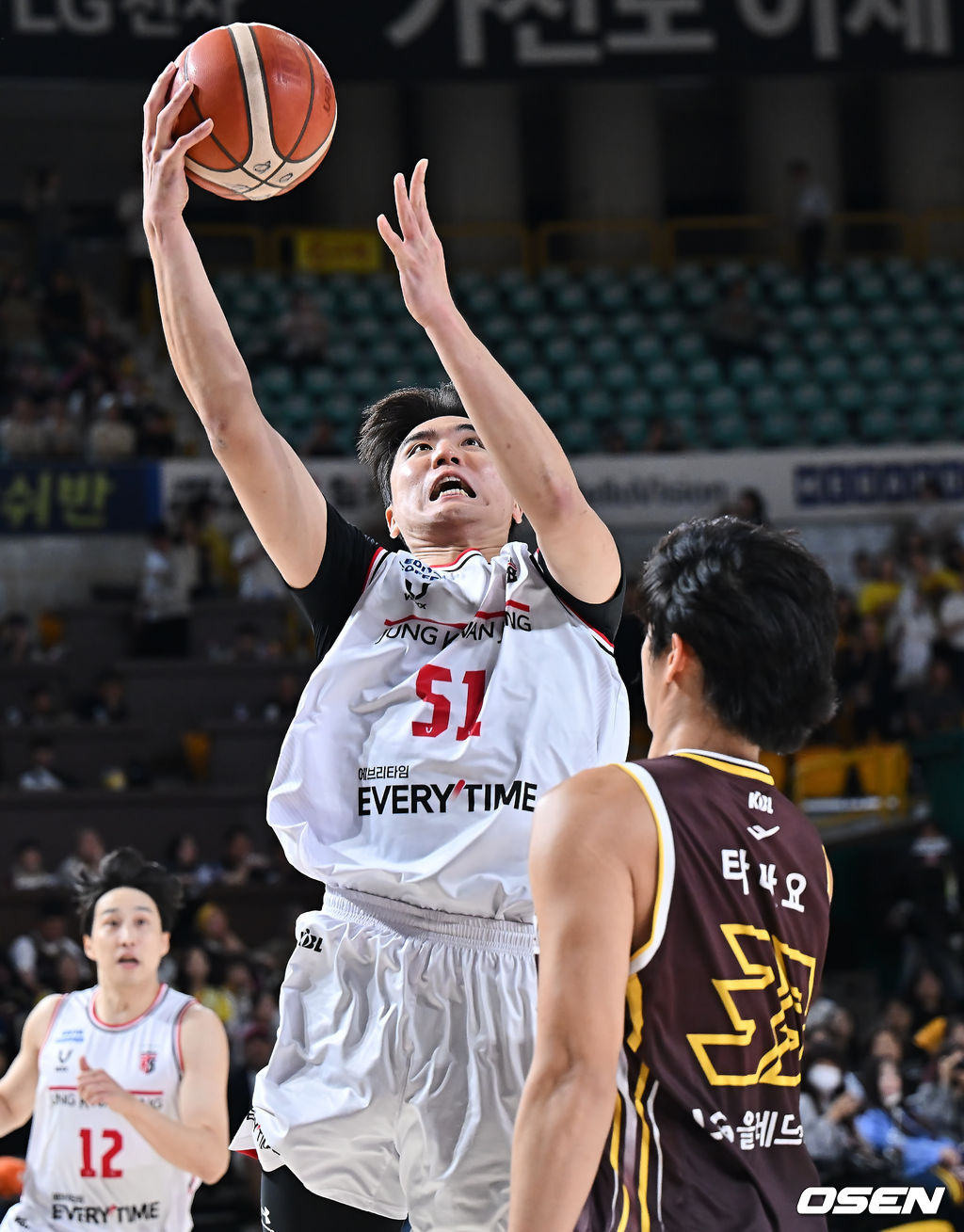 15일 창원 체육관에서 2025-2026 LG전자 프로농구 창원 LG와 안양 정관장의 경기가 열렸다.  LG의 외곽을 책임지는 유기상이 2번째 4경기 연속 3점슛 5개+ 성공 기록에 도전한다. 안양 정관장 한승희가 창원 LG 칼 타마요의 마크를 피해 골밑슛을 시도하고 있다. 2025.10.15 / foto0307@osen.co.kr