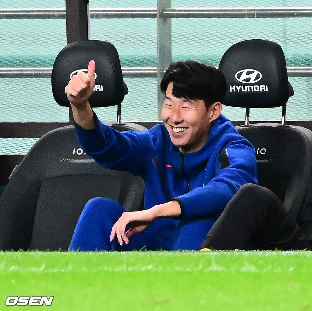 홍명보 감독이 이끄는 대한민국 대표팀과 파라과이의 A매치 평가전이 14일 오후 서울월드컵경기장에서 열렸다.'남미 강호' 파라과이는 지난 10일 일본 원정에서 2-2 무승부를 거두고 온 팀이다. 이번 경기는 홍명보호의 2026 북중미 월드컵 포트 배정을 두고도 중요한 일전이다. 현재 한국은 오스트리아, 호주, 에콰도르와 치열한 포트 2 막차 경쟁을 벌이고 있다.후반 한국 손흥민이 황인범의 중거리슛에 엄지를 치켜들고 있다. 2025.10.14. /jpnews@osen.co.kr