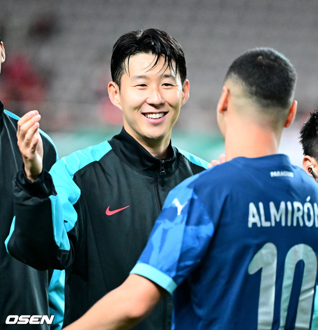 한국 축구가 안방에서 '남미 강호' 파라과이를 물리치며 사상 최초의 2026 국제축구연맹(FIFA) 북중미 월드컵 포트 2 확보에 청신호를 켰다.한국 축구대표팀은 14일 오후 8시 서울월드컵경기장에서 열린 A매치 친선 경기에서 파라과이를 2-0으로 제압했다. 지난 10일 일본 원정에서 2-2로 비기고 온 파라과이는 한국에 덜미를 잡히며 10월 아시아 투어를 1무 1패로 마감하게 됐다.경기에 앞서 한국 손흥민이 파라과이 알미론과 인사를 나누고 있다. 2025.10.14. /jpnews@osen.co.kr