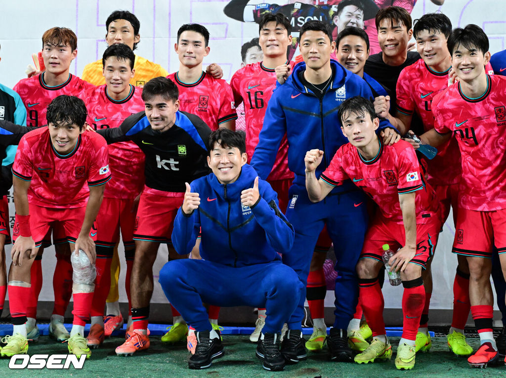한국 축구가 안방에서 '남미 강호' 파라과이를 물리치며 사상 최초의 2026 국제축구연맹(FIFA) 북중미 월드컵 포트 2 확보에 청신호를 켰다.한국 축구대표팀은 14일 오후 8시 서울월드컵경기장에서 열린 A매치 친선 경기에서 파라과이를 2-0으로 제압했다. 지난 10일 일본 원정에서 2-2로 비기고 온 파라과이는 한국에 덜미를 잡히며 10월 아시아 투어를 1무 1패로 마감하게 됐다.경기를 마치고 한국 선수들이 손흥민 A매치 최다 출전을 응원하는 현수막 앞에서 붉은 악마와 기념 촬영을 하고 있다. 브라질전 출전으로 한국 축구 A매치 최다 출전(137경기) 금자탑을 쌓은 손흥민은 이날 선발로 나서며 138경기로 기록을 늘렸다. 2025.10.14. /jpnews@osen.co.kr