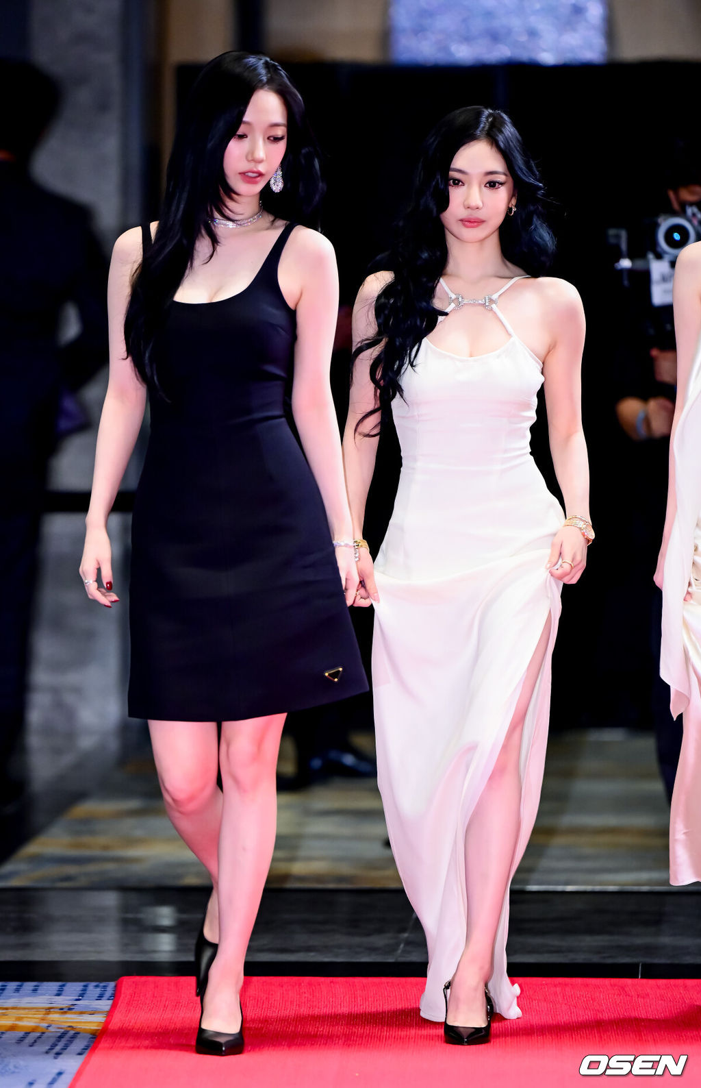 15일 서울 종로구 당주동 포시즌스 호텔 서울에서 더블유 코리아 제20회 유방암 인식 향상 캠페인 자선 포토 행사가 열렸다.이날 TXT 수빈, 고수, 고현정, 공명, 그레이, 김민하, 김세정, 김영광, 김영대, 김지석, 노상현, 노정의, 덱스, 르세라핌(채원, 카즈하), 몬스타엑스(형원, 셔누), 문소리, 바밍타이거, 박규영, 박은빈, 박재범, 방탄소년단 RM, 제이홉, 뷔, 변우석, 수현, 스트레이키즈(방찬, 승민), 아이들(미연, 민니, 소연, 슈화, 우기), 아이브 레이, 안유진, 장원영, 아일릿(윤아, 모카, 민주, 원희, 이로하), 에스파(카리나, 윈터, 지젤, 닝닝), 엔믹스(해원, 설윤), 엔하이픈(성훈, 제이크), 엔하이픈(정원), 엘리스, 올데이프로젝트(애니, 타잔, 베일리, 영서, 우찬), 우원재, 원지안, 이동휘, 이민호, 이수지, 이수혁, 이영애, 이유미, 이준혁, 이준호, 이채민, 임수정, 임지연, 있지(예지, 유나), 장윤주, 전소니, 전소미, 전여빈, 정려원, 정해인, 조유리, 추영우, 코드쿤스트, 크리스탈, 키키(지유, 이솔, 수이, 하음, 키야), 태양, 하정우, 화사, 효연 등이 참석했다.가수 에스파 카리나, 닝닝이 포즈를 취하고 있다. 2025.10.14. /jpnews@osen.co.kr