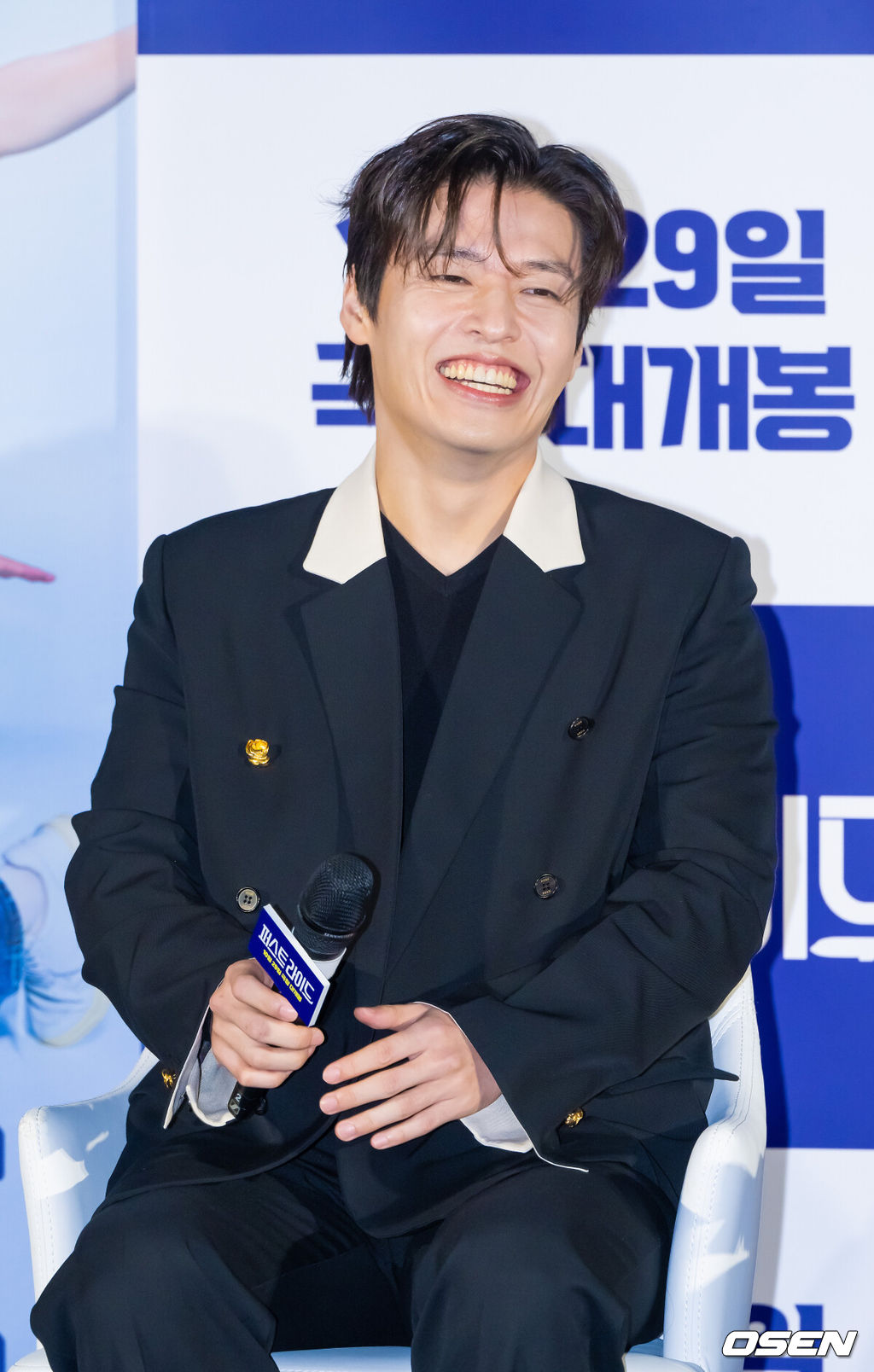 25일 오전 서울 용산아이파크몰 내 용산 CGV에서 영화 '퍼스트 라이드' 제작보고회가 진행됐다.영화 ‘30일’의 남대중 감독의 신작으로 기대를 모영화 ‘퍼스트 라이드’는 끝을 보는 놈 태정(강하늘), 해맑은 놈 도진(김영광), 잘생긴 놈 연민(차은우), 눈 뜨고 자는 놈 금복(강영석), 사랑스러운 놈 옥심(한선화)까지 뭉치면 더 웃긴 24년 지기 친구들이 첫 해외여행을 떠나는 코미디다.배우 강하늘이 미소 짓고 있다. 2025.09.25 / soul1014@osen.co.kr