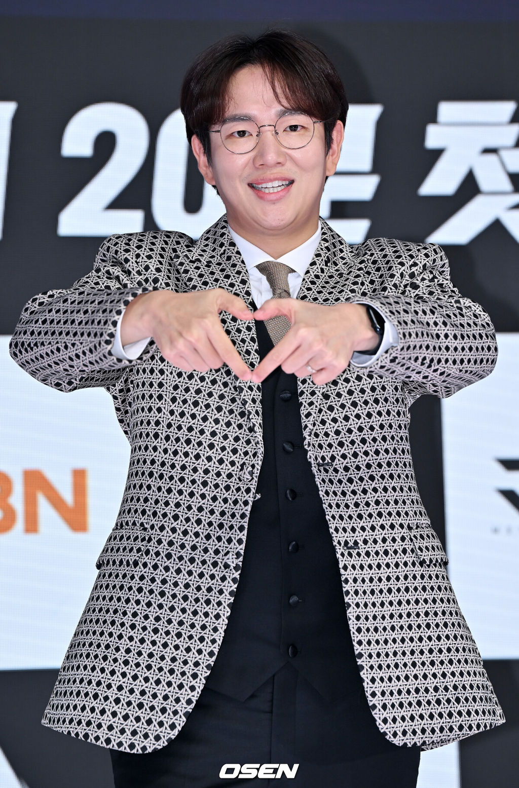 25일 오전 경기 경기 하남 VA스튜디오에서 MBN '아바타 싱어' 제작발표회가 열렸다.이 자리에는 장성규(MC), 황치열(MC), 박미선, 백지영, 최원영, 김호영 , 황제성, 립제이, 딘딘이 참석했다.MC 장성규가 무대 위에서 포토타임을 갖고 있다. 2022.08.25 /rumi@osen.co.kr