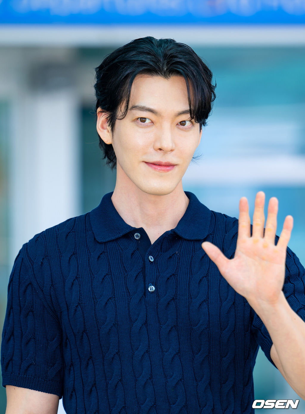 18일 오후 배우 김우빈이 해외일정 참석 차 인천국제공항을 통해 출국했다. 배우 김우빈은 이날 해외 패션쇼 일정 참석 차 이탈리아 밀라노로 출국했다.배우 김우빈이 출국길에 포즈를 취하고 있다. 2025.06.18 / rumi@osen.co.kr