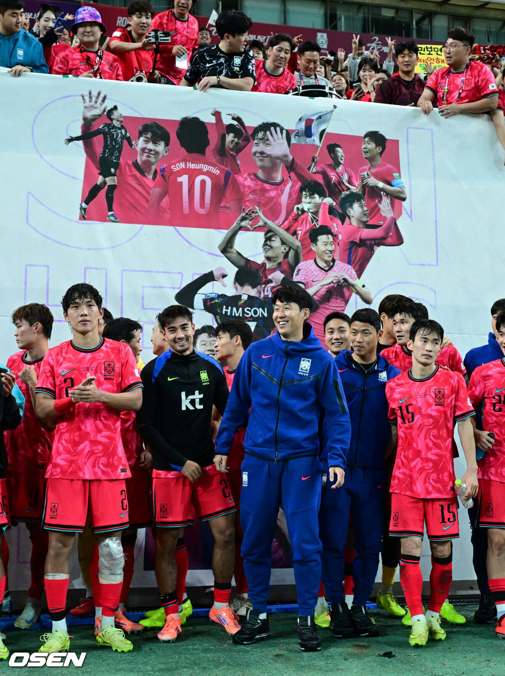 한국 축구가 안방에서 '남미 강호' 파라과이를 물리치며 사상 최초의 2026 국제축구연맹(FIFA) 북중미 월드컵 포트 2 확보에 청신호를 켰다.한국 축구대표팀은 14일 오후 8시 서울월드컵경기장에서 열린 A매치 친선 경기에서 파라과이를 2-0으로 제압했다. 지난 10일 일본 원정에서 2-2로 비기고 온 파라과이는 한국에 덜미를 잡히며 10월 아시아 투어를 1무 1패로 마감하게 됐다.대한민국 대표팀이 손흥민의 7번 등번호 현수막 앞에서 승리 기념 촬영을 하고 있다. 2025.10.14 /cej@osen.co.kr