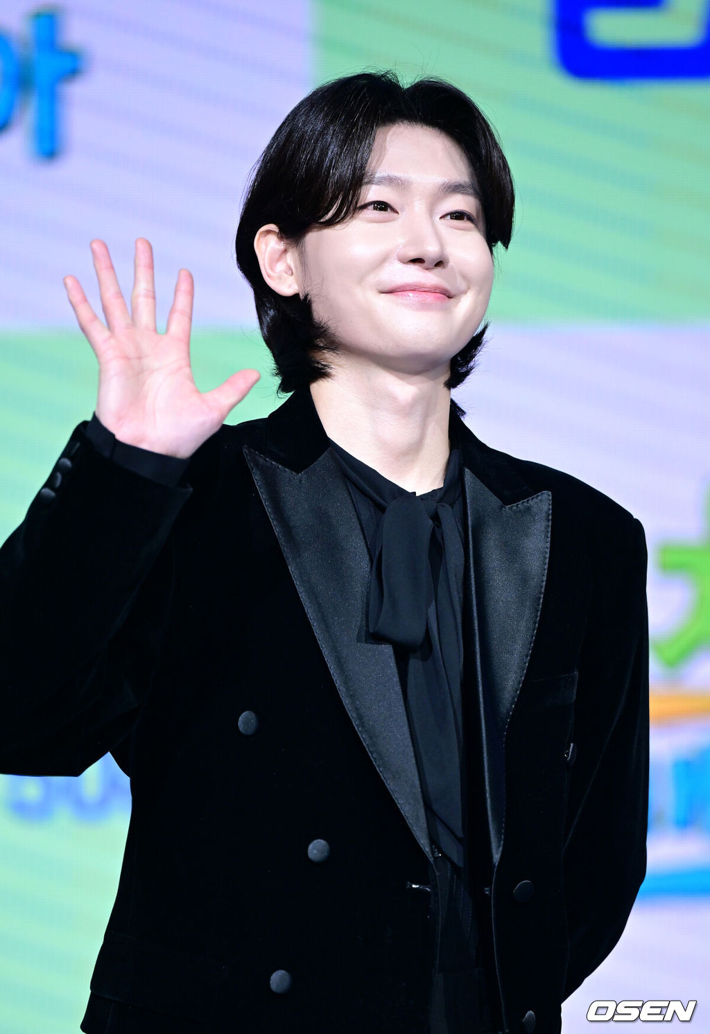 16일 오전 서울 상암동 쇼킹케이팝센터에서 ENA 신규 예능 ‘길치라도 괜찮아’ 제작발표회가 열렸다.예능 ‘길치라도 괜찮아’(연출 공대한)는 갈팡질팡 길치 연예인들이 크리에이터가 맞춤 설계한 여행에 도전하는 예능 프로그램이다. 가수 김용빈이 포토타임을 하고 있다. 2025.10.16 / dreamer@osen.co.kr