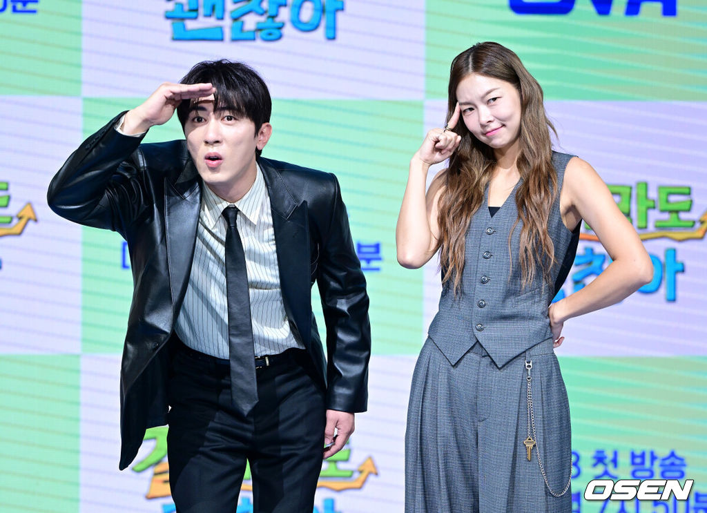 16일 오전 서울 상암동 쇼킹케이팝센터에서 ENA 신규 예능 ‘길치라도 괜찮아’ 제작발표회가 열렸다.예능 ‘길치라도 괜찮아’(연출 공대한)는 갈팡질팡 길치 연예인들이 크리에이터가 맞춤 설계한 여행에 도전하는 예능 프로그램이다. 방송인 김원훈과 송해나가 포토타임을 하고 있다. 2025.10.16 / dreamer@osen.co.kr