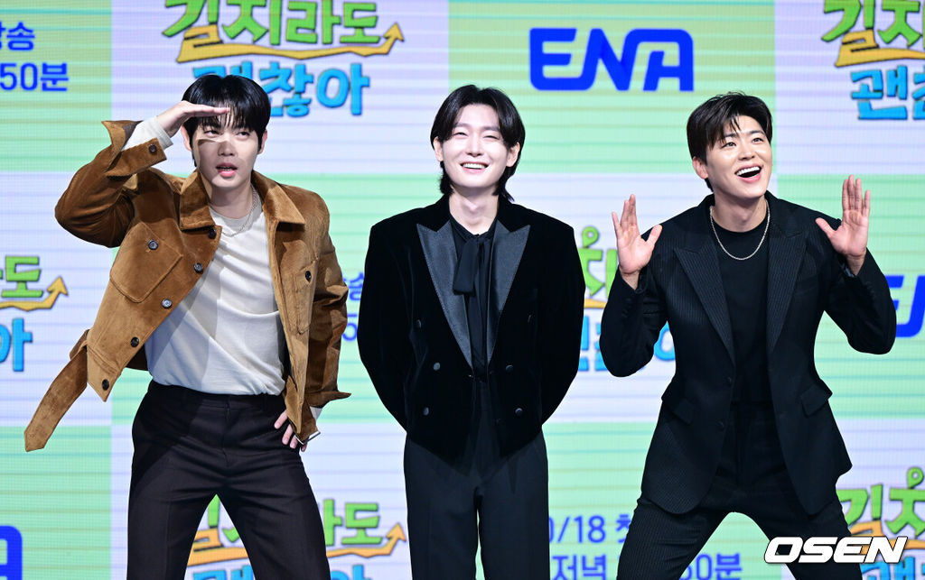 16일 오전 서울 상암동 쇼킹케이팝센터에서 ENA 신규 예능 ‘길치라도 괜찮아’ 제작발표회가 열렸다.예능 ‘길치라도 괜찮아’(연출 공대한)는 갈팡질팡 길치 연예인들이 크리에이터가 맞춤 설계한 여행에 도전하는 예능 프로그램이다. 가수 손태진, 김용빈, 박지현(왼쪽부터)이 포토타임을 하고 있다. 2025.10.16 / dreamer@osen.co.kr