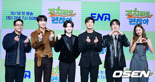 [OSEN=최규한 기자] 16일 오전 서울 상암동 쇼킹케이팝센터에서 ENA 신규 예능 ‘길치라도 괜찮아’ 제작발표회가 열렸다.예능 ‘길치라도 괜찮아’(연출 공대한)는 갈팡질팡 길치 연예인들이 크리에이터가 맞춤 설계한 여행에 도전하는 예능 프로그램이다. 공대한 PD, 가수 손태진, 김용빈, 박지현, 방송인 김원훈, 송해나(왼쪽부터)이 포토타임을 하고 있다. 2025.10.16 / dreamer@osen.co.kr