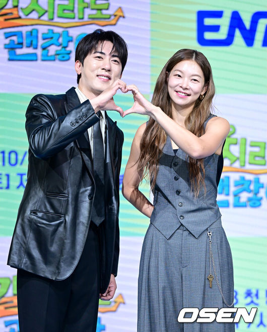 [OSEN=최규한 기자] 16일 오전 서울 상암동 쇼킹케이팝센터에서 ENA 신규 예능 ‘길치라도 괜찮아’ 제작발표회가 열렸다.예능 ‘길치라도 괜찮아’(연출 공대한)는 갈팡질팡 길치 연예인들이 크리에이터가 맞춤 설계한 여행에 도전하는 예능 프로그램이다. 방송인 김원훈과 송해나가 포토타임을 하고 있다. 2025.10.16 / dreamer@osen.co.kr