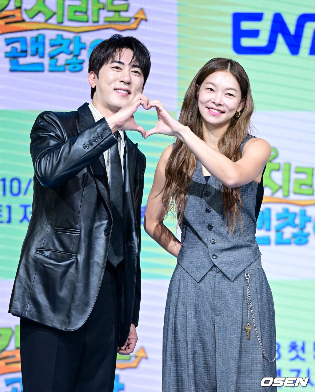 16일 오전 서울 상암동 쇼킹케이팝센터에서 ENA 신규 예능 ‘길치라도 괜찮아’ 제작발표회가 열렸다.예능 ‘길치라도 괜찮아’(연출 공대한)는 갈팡질팡 길치 연예인들이 크리에이터가 맞춤 설계한 여행에 도전하는 예능 프로그램이다. 방송인 김원훈과 송해나가 포토타임을 하고 있다. 2025.10.16 / dreamer@osen.co.kr