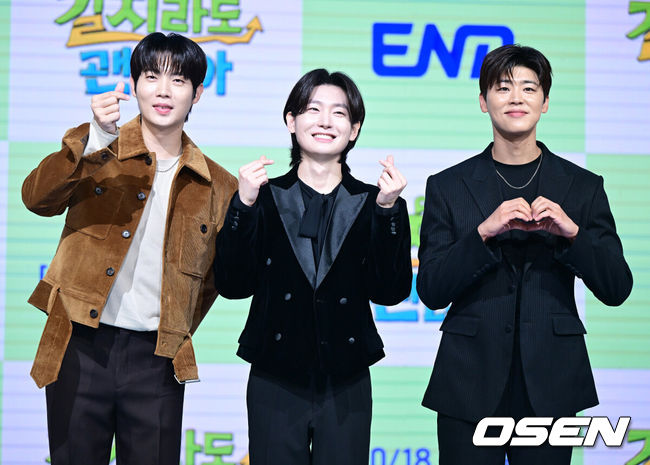 [OSEN=최규한 기자] 16일 오전 서울 상암동 쇼킹케이팝센터에서 ENA 신규 예능 ‘길치라도 괜찮아’ 제작발표회가 열렸다.예능 ‘길치라도 괜찮아’(연출 공대한)는 갈팡질팡 길치 연예인들이 크리에이터가 맞춤 설계한 여행에 도전하는 예능 프로그램이다. 가수 손태진, 김용빈, 박지현(왼쪽부터)이 포토타임을 하고 있다. 2025.10.16 / dreamer@osen.co.kr