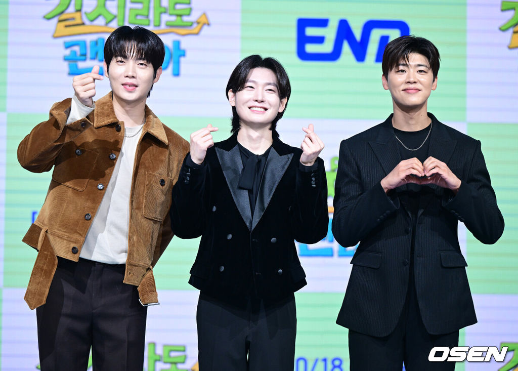 16일 오전 서울 상암동 쇼킹케이팝센터에서 ENA 신규 예능 ‘길치라도 괜찮아’ 제작발표회가 열렸다.예능 ‘길치라도 괜찮아’(연출 공대한)는 갈팡질팡 길치 연예인들이 크리에이터가 맞춤 설계한 여행에 도전하는 예능 프로그램이다. 가수 손태진, 김용빈, 박지현(왼쪽부터)이 포토타임을 하고 있다. 2025.10.16 / dreamer@osen.co.kr