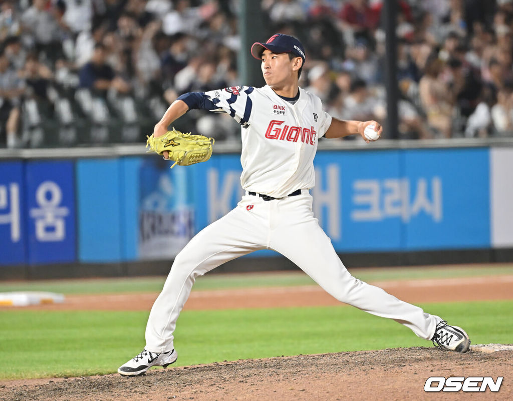 10일 부산 사직야구장에서 2025 신한 SOL 뱅크 KBO 리그 롯데 자이언츠와 두산 베어스의 경기가 열렸다. 홈팀 롯데는 나균안이, 방문팀 두산은 잭로그가 선발 출전했다.롯데 자이언츠 이영재가 역투하고 있다. 2025.07.10 / foto0307@osen.co.kr