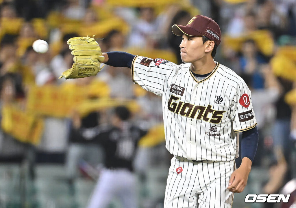 25일 울산 문수야구장에서 2025 신한 SOL 뱅크 KBO 리그 롯데 자이언츠와 LG 트윈스의 경기가 열렸다. 홈팀 롯데는 감보아가, 방문팀 LG는 손주영이 선발로 나섰다.롯데 자이언츠 이영재가 볼을 받고 있다. 2025.09.25 / foto0307@osen.co.kr