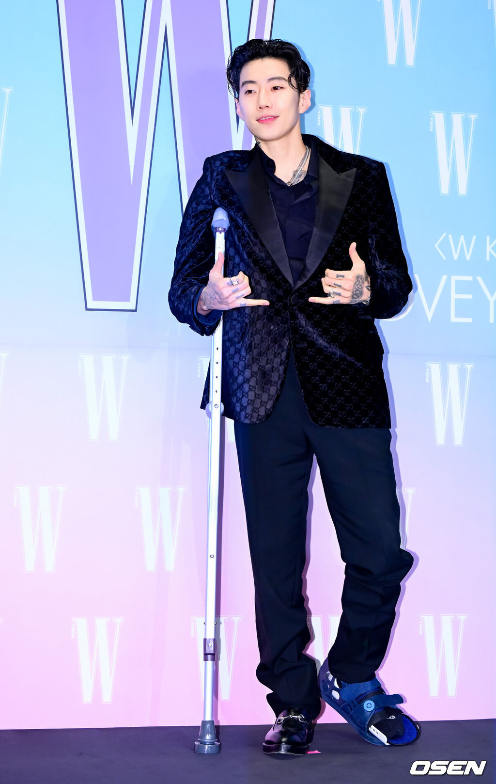 15일 서울 종로구 당주동 포시즌스 호텔 서울에서 더블유 코리아 제20회 유방암 인식 향상 캠페인 자선 포토 행사가 열렸다.이날 TXT 수빈, 고수, 고현정, 공명, 그레이, 김민하, 김세정, 김영광, 김영대, 김지석, 노상현, 노정의, 덱스, 르세라핌(채원, 카즈하), 몬스타엑스(형원, 셔누), 문소리, 바밍타이거, 박규영, 박은빈, 박재범, 방탄소년단 RM, 제이홉, 뷔, 변우석, 수현, 스트레이키즈(방찬, 승민), 아이들(미연, 민니, 소연, 슈화, 우기), 아이브 레이, 안유진, 장원영, 아일릿(윤아, 모카, 민주, 원희, 이로하), 에스파(카리나, 윈터, 지젤, 닝닝), 엔믹스(해원, 설윤), 엔하이픈(성훈, 제이크), 엔하이픈(정원), 엘리스, 올데이프로젝트(애니, 타잔, 베일리, 영서, 우찬), 우원재, 원지안, 이동휘, 이민호, 이수지, 이수혁, 이영애, 이유미, 이준혁, 이준호, 이채민, 임수정, 임지연, 있지(예지, 유나), 장윤주, 전소니, 전소미, 전여빈, 정려원, 정해인, 조유리, 추영우, 코드쿤스트, 크리스탈, 키키(지유, 이솔, 수이, 하음, 키야), 태양, 하정우, 화사, 효연 등이 참석했다.박재범이 포즈를 취하고 있다. 2025.10.15. /jpnews@osen.co.kr