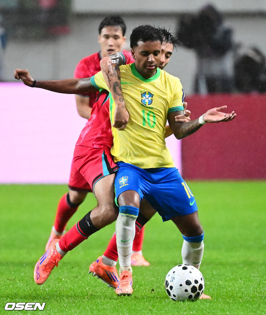 세계의 벽은 높았다. 결과는 0-5 대패였다.홍명보 감독이 이끄는 대한민국 남자 축구 국가대표팀은 10일 서울월드컵경기장에서 '세계 최강' 브라질을 상대로 A매치 평가전을 치러 이스테방(첼시)과 호드리구(레알 마드리드)에게 나란히 2골을 허용하면서 0-5로 대패했다.후반 한국 카스트로프 옌스가 브라질 호드리구를 수비하고 있다. 2025.10.10 /jpnews@osen.co.kr