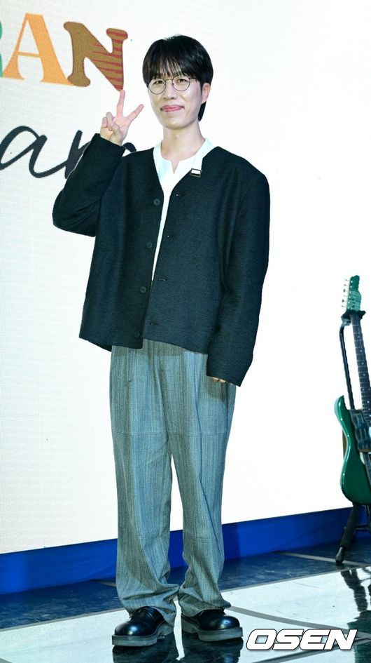 16일 오후 서울 창천동 엠피엠지 사옥에서 밴드 소란 EP ‘DREAM’ 쇼케이스가 열렸다. 밴드 소란은 이번 쇼케이스에서 새로 발매되는 EP 앨범 소개와 더불어 밴드 소란 멤버들의 향후 활동 계획에 대한 발표를 전한다. 밴드 소란(고영배, 이태욱, 서면호)이 포토타임을 하고 있다. 2025.10.16 / dreamer@osen.co.kr