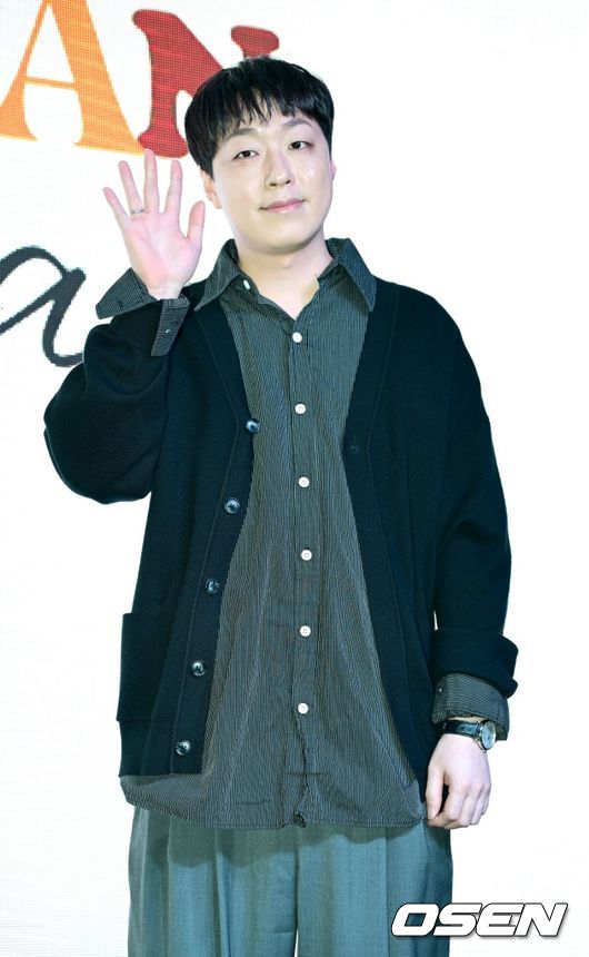 16일 오후 서울 창천동 엠피엠지 사옥에서 밴드 소란 EP ‘DREAM’ 쇼케이스가 열렸다. 밴드 소란은 이번 쇼케이스에서 새로 발매되는 EP 앨범 소개와 더불어 밴드 소란 멤버들의 향후 활동 계획에 대한 발표를 전한다. 밴드 소란(고영배, 이태욱, 서면호)이 포토타임을 하고 있다. 2025.10.16 / dreamer@osen.co.kr