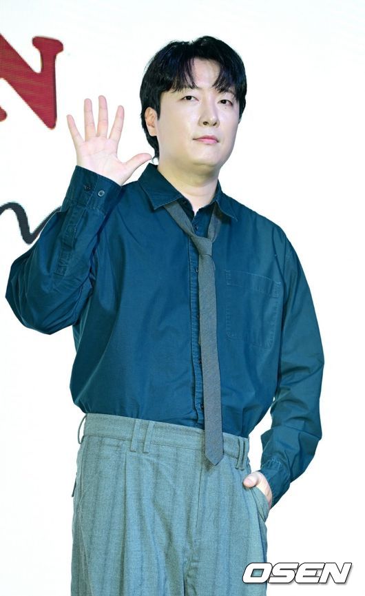 16일 오후 서울 창천동 엠피엠지 사옥에서 밴드 소란 EP ‘DREAM’ 쇼케이스가 열렸다. 밴드 소란은 이번 쇼케이스에서 새로 발매되는 EP 앨범 소개와 더불어 밴드 소란 멤버들의 향후 활동 계획에 대한 발표를 전한다. 밴드 소란(고영배, 이태욱, 서면호)이 포토타임을 하고 있다. 2025.10.16 / dreamer@osen.co.kr