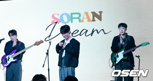 16일 오후 서울 창천동 엠피엠지 사옥에서 밴드 소란 EP ‘DREAM’ 쇼케이스가 열렸다.밴드 소란은 이번 쇼케이스에서 새로 발매되는 EP 앨범 소개와 더불어 밴드 소란 멤버들의 향후 활동 계획에 대한 발표를 전한다.밴드 소란(고영배, 이태욱, 서면호)이 타이틀곡 무대를 마친 뒤 미소짓고 있다. 2025.10.16 / dreamer@osen.co.kr