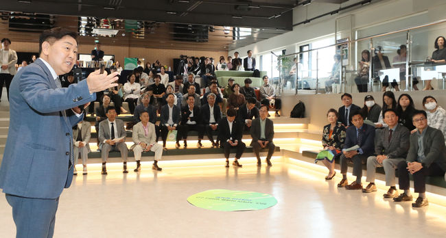 우석대가 16일 전주캠퍼스 대학 본관 23층 완주·우석 전망대 W-SKY 23에서 전북특별자치도와 공동으로 ‘청년, 지역의 미래를 말하다 2.0’ 미래 전략 발표회를 성황리에 개최했다. / 우석대