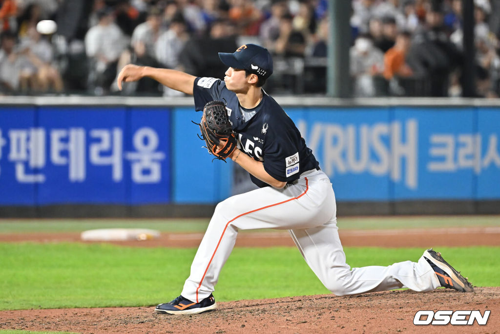 10일 부산 사직야구장에서 2025 신한 SOL 뱅크 KBO 리그 롯데 자이언츠와 한화 이글스의 경기가 열렸다. 홈팀 롯데는 감보아가, 방문팀 한화는 류현진이 선발 출전했다.한화 이글스 엄상백이 역투하고 있다. 2025.09.10 / foto0307@osen.co.kr