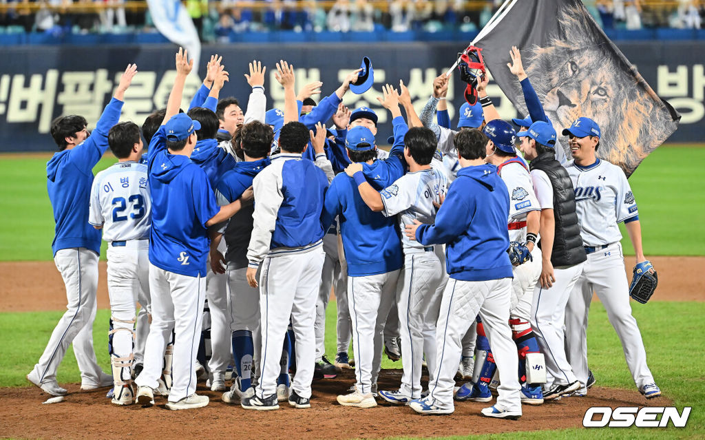 삼성 라이온즈가 14일 대구 삼성라이온즈파크에서 열린 2025 신한 SOL뱅크 KBO 준플레이오프 4차전 경기에서 SSG 랜더스를 꺾고 플레이오프에 진출했다.  삼성은 후라도의 7이닝 무실점 호투와 디아즈의 극적인 쐐기 2점 홈런을 앞세워 SSG에 5-2로 승리했다.삼성 라이온즈 선수들이 승리를 결정짓고 마운드에서 기쁨을 나누고 있다. 2025.10.14 / foto0307@osen.co.kr