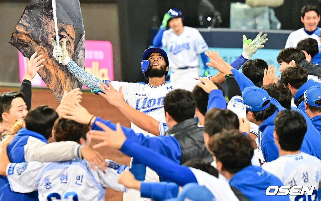 14일 대구 삼성라이온즈파크에서 ‘2025 신한 SOL뱅크 KBO리그’ 준플레이오프(5전 3선승제) 4차전 삼성 라이온즈와 SSG 랜더스의 경기가 열렸다.삼성은 아리엘 후라도, SSG는 김광현을 선발로 내세웠다.8회말 2사 1루 삼성 디아즈가 재역전 2점 홈런을 날리고 동료들의 축하를 받고 있다.  2025.10.14 / soul1014@osen.co.kr