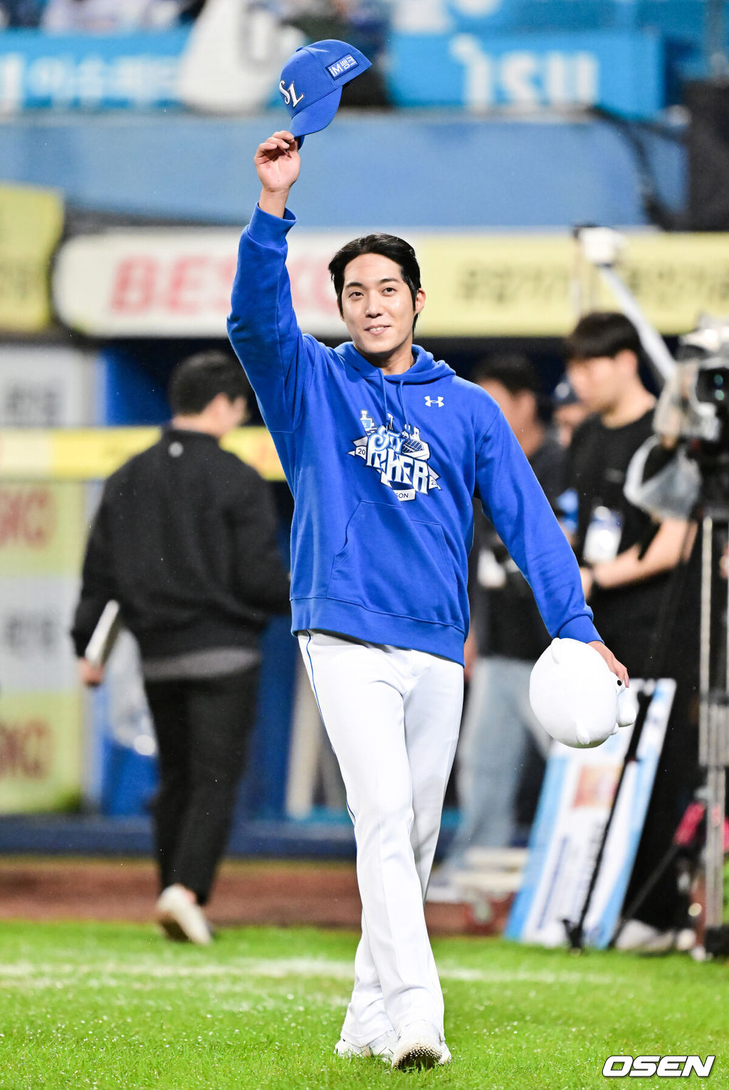 프로야구 삼성 라이온즈가 SSG 랜더스를 꺾고 플레이오프 진출에 1승만 남겨뒀다.삼성은 13일 대구삼성라이온즈파크에서 열린 준플레이오프 3차전에서 선발 원태인의 호투를 앞세워 5-3으로 승리했다. 시리즈 전적 2승 1패. 경기종료 후 3차전 MVP로 선정된 원태인이 팬들에게 인사를 하고 있다.  2025.10.13 / soul1014@osen.co.kr