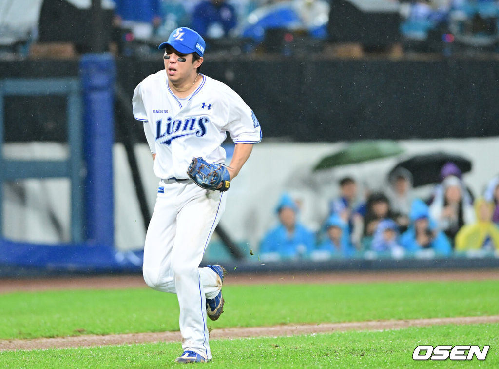 13일 대구 삼성라이온즈파크에서 ‘2025 신한 SOL뱅크 KBO리그’ 준플레이오프(5전 3선승제) 3차전 삼성 라이온즈와 SSG 랜더스의 경기가 열렸다.삼성은 원태인, 방문팀 SSG은 드류 앤더슨을 선발로 내세웠다.8회초 1사 주자없는 상황 SSG 에레디아의 땅볼 타구 때 타구를 처리하다 부상을 입은 삼성 3루수 김영웅이 얼굴을 찡그리고 있다. 2025.10.13 / dreamer@osen.co.kr