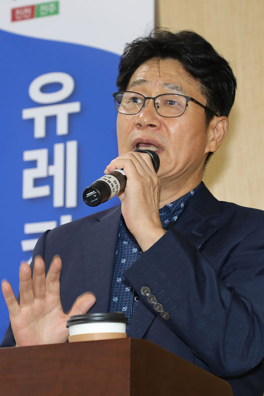 박종국 충청매일 사장이 우석대 유레카초청강의 연단에 올라 진천캠퍼스 재학생들에게 “세상을 바꾸는 용기와 새로운 시작의 가치를 앞세워 끝없이 도전하라”라며 호연지기의 의미를 되새겨 줬다. / 우석대