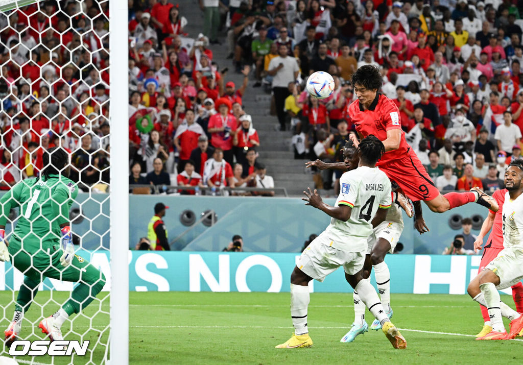      파울루 벤투 감독이 이끄는 축구대표팀은 28일(이하 한국시간) 카타르 알 라이얀의 에듀케이션 시티 스타디움에서 카타르 월드컵 H조 조별리그 2차전 가나와 맞대결을 펼쳐서 난타전 끝에 2-3으로 패했다.앞선 우루과이 상대로 0-0 무승부에 그친 한국은 잡아야 했던 가나 상대로 패배하면서 1무 1패로 조별리그 최하위로 떨어졌다. 한국은 3차전서 포르투갈과 맞붙는다.후반 조규성이 동점 헤더골을 넣고 있다. 2022.11.28 /  soul1014@osen.co.kr