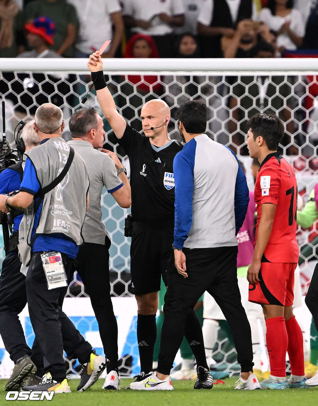파울루 벤투 감독이 이끄는 축구대표팀은 28일(이하 한국시간) 카타르 알 라이얀의 에듀케이션 시티 스타디움에서 카타르 월드컵 H조 조별리그 2차전 가나와 맞대결을 펼쳐서 난타전 끝에 2-3으로 패했다.앞선 우루과이 상대로 0-0 무승부에 그친 한국은 잡아야 했던 가나 상대로 패배하면서 1무 1패로 조별리그 최하위로 떨어졌다. 한국은 3차전서 포르투갈과 맞붙는다.경기를 마치고 테일러 주심이 대한민국 벤투 감독에게 레드카드 퇴장을 명하고 있다. 2022.11.28 / soul1014@osen.co.kr