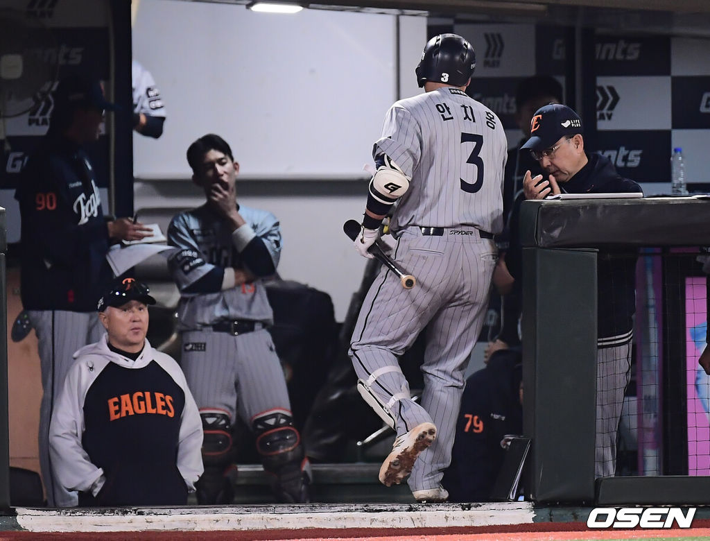 24일 부산 사직야구장에서 2025 신한 SOL 뱅크 KBO 리그 롯데 자이언츠와 한화 이글스의 경기가 열렸다. 홈팀 롯데는 박세웅, 방문팀 한화는 류현진이 선발 출전했다.한화 이글스 안치홍이 7회초 교체하고 있다. 2025.04.24 / foto0307@osen.co.kr