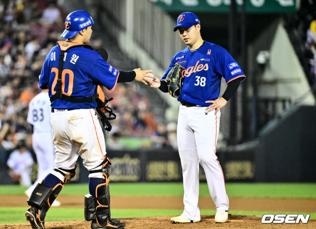 7회말 1사 2,3루 한화 김종수가 투구수 70개에서 교체되고 있다. 2025.08.09 /cej@osen.co.kr