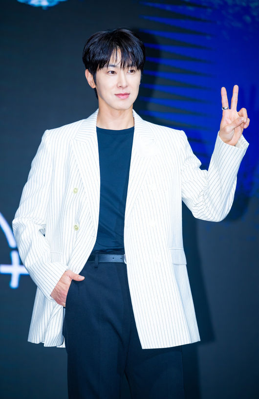 디즈니+ 오리지널 '파인: 촌뜨기들' 제작발표회가 8일 서울 콘래드 서울 호텔에서 열렸다.류승룡, 양세종, 임수정을 비롯한 믿고 보는 배우들이 총출동한 '파인: 촌뜨기들(극본 강윤성 안승환, 연출 강윤성, 약칭 파인)'은 1977년, 바다 속에 묻힌 보물선을 차지하기 위해 몰려든 근면성실 생계형 촌뜨기들의 속고 속이는 이야기를 그린 드라마다.배우 정윤호가 포즈를 취하고 있다. 2025.07.08 / rumi@osen.co.kr