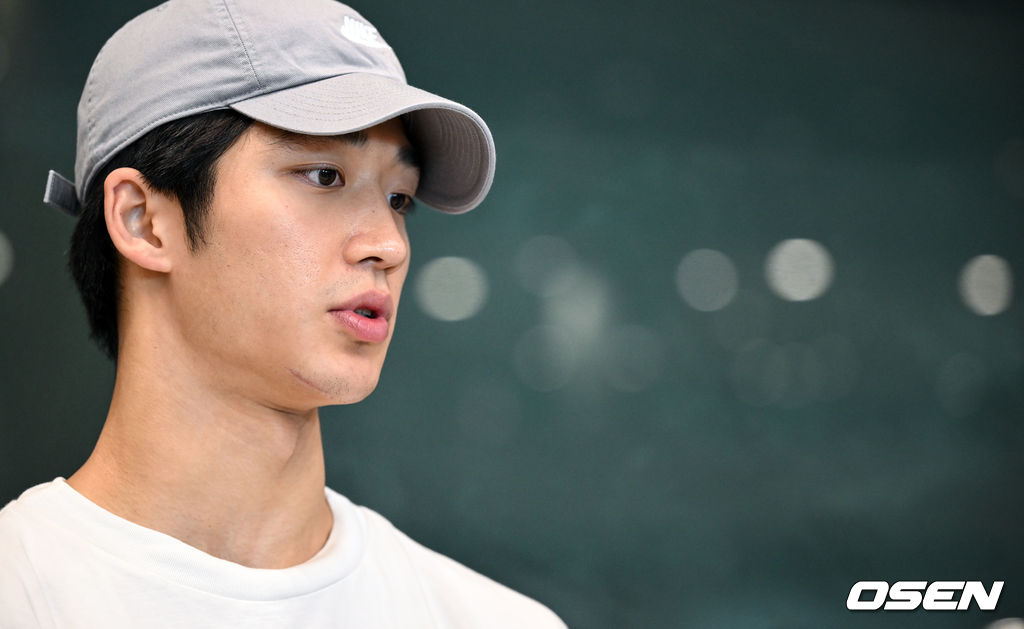 한국 남자 농구 대표팀 이현중, 여준석, 박지훈이 2025 국제농구연맹(FIBA) 아시아컵을 마치고 16일 오후 인천공항을 통해 귀국했다.안준호 감독이 이끄는 한국 남자 농구 대표팀은 지난 14일 (한국시간) 사우디아라비아 제다의 킹 압둘라 스포츠 시티에서 열린 2025년 국제농구연맹(FIFA) 아시아컵 8강전에서 중국에 71-79로 패하며 4강 진출에 실패했다.대표팀 여준석이 취재진과 인터뷰를 하고 있다. 2025.08.16 /cej@osen.co.kr