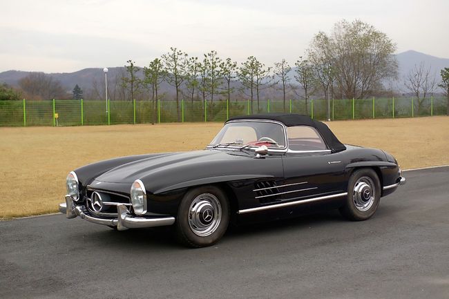 1962년형 메르세데스-벤츠 300 SL 로드스터. /삼성화재모빌리티뮤지엄 제공. 
