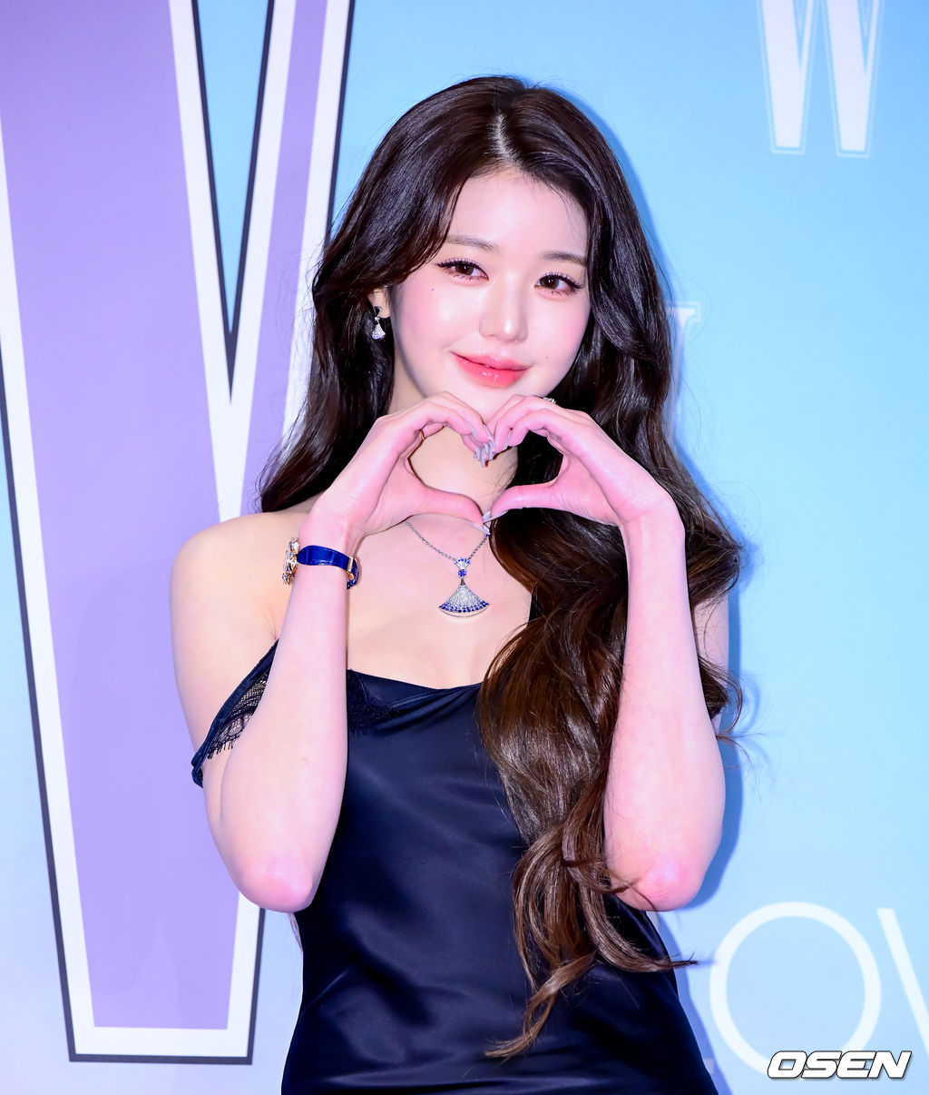 언밸런스한 실크 블랙 드레스, 사랑스러움과 고급스러움을 동시에