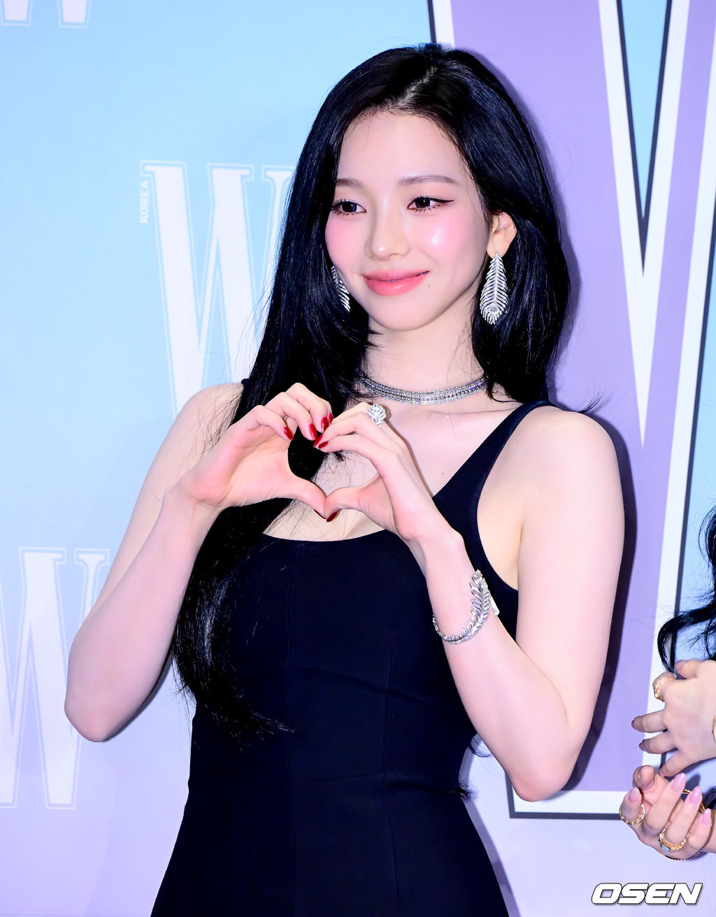 슬리브리스 슬림 핏 블랙 미니드레스, 도회적 매력